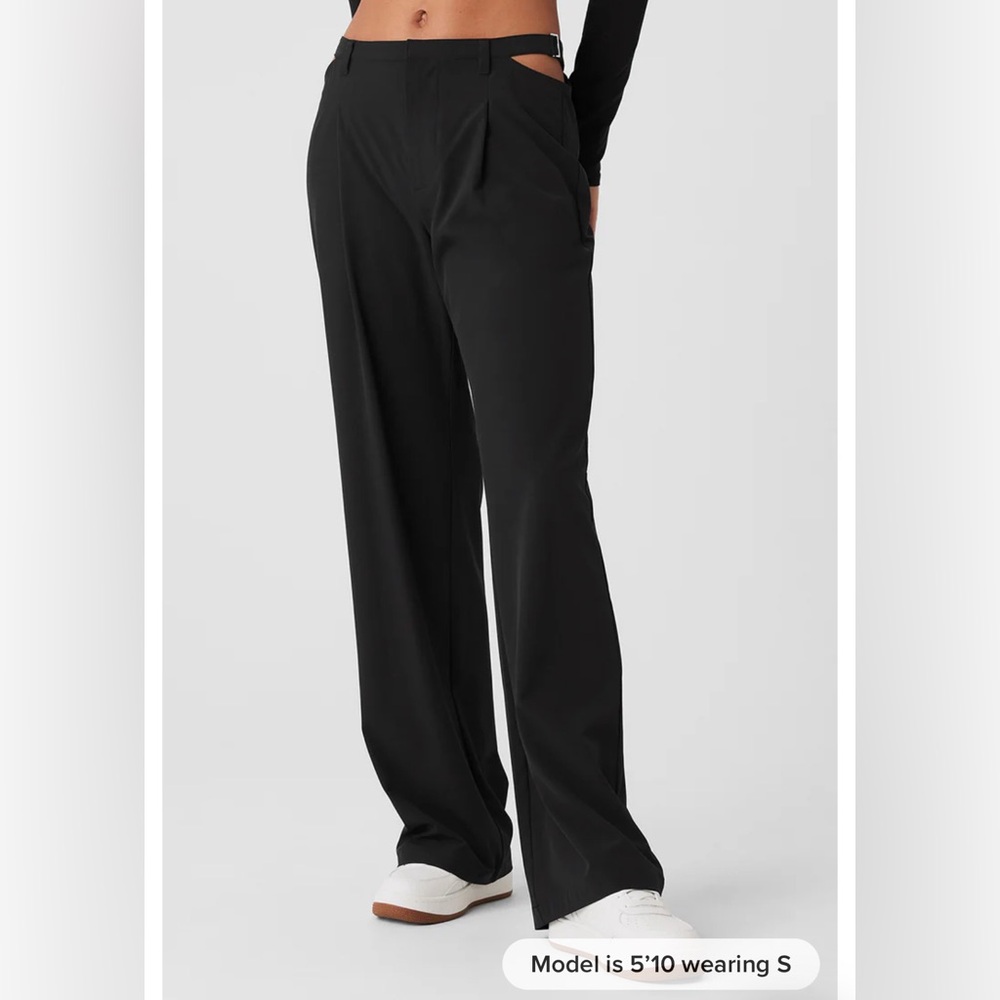 Alo Yoga Mid-Rise Showdown Trouser Cut-Out Detail Pants in Black